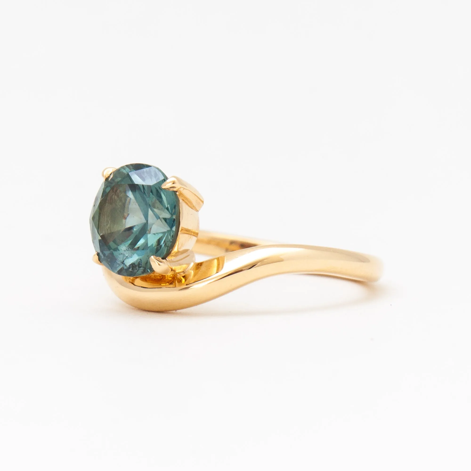 2.48 ct Round Brilliant Montana Sapphire Piscine Ring
