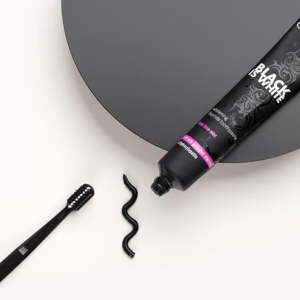 Curaprox Black is White