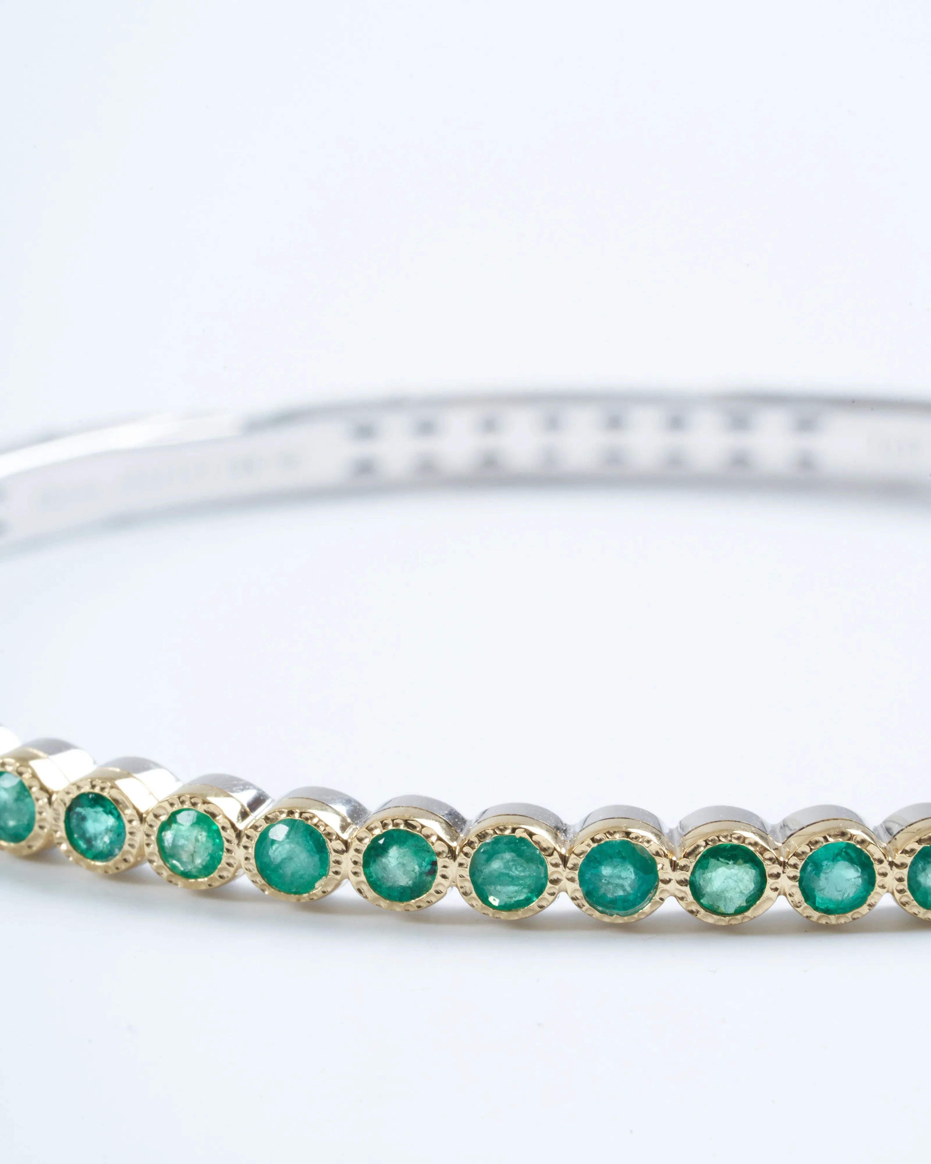 hammered emerald bezel bangle - gold/green