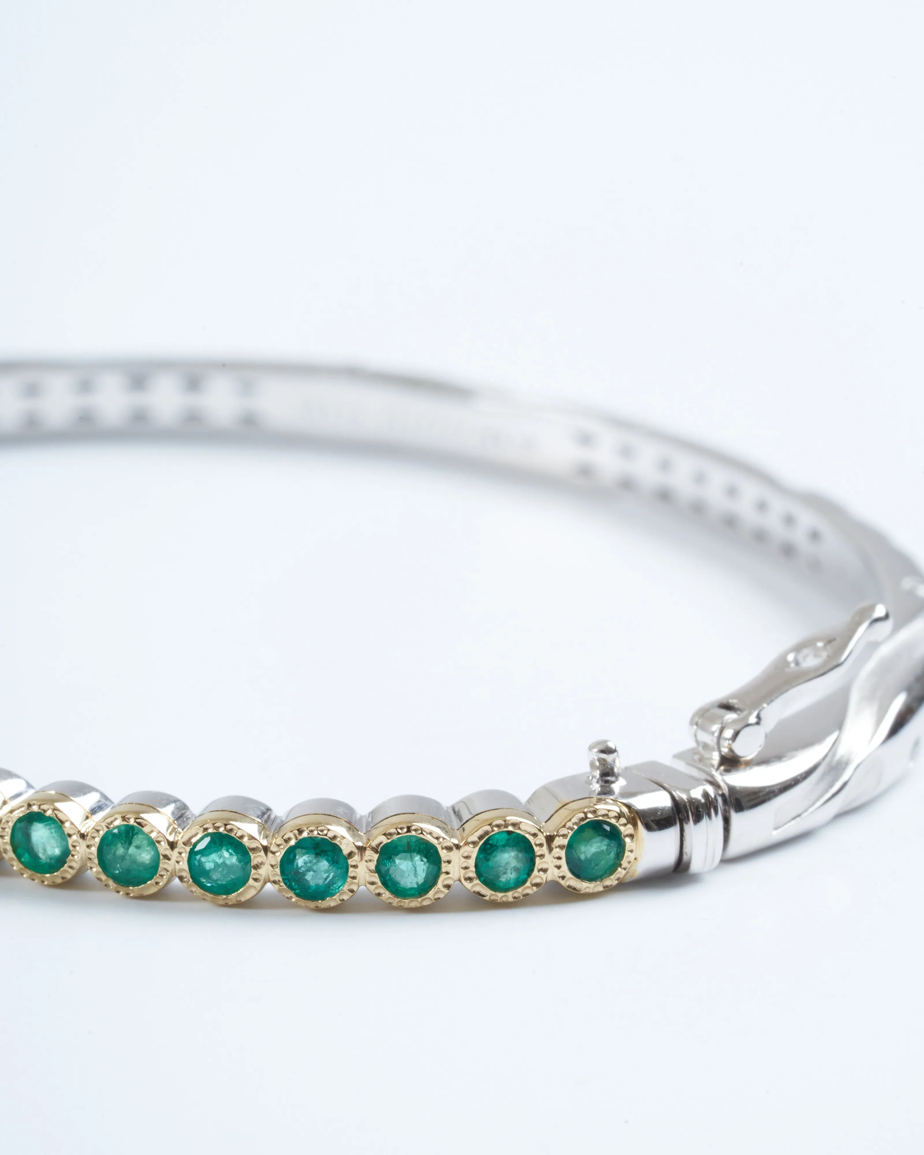 hammered emerald bezel bangle - gold/green